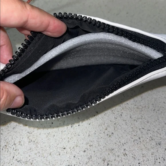 CHANEL Ivory neoprene Cosmetic Bag - Picture 4 of 4